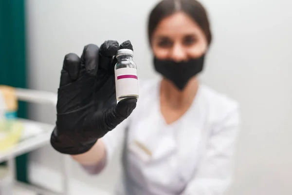 Cosmetologue Tient Ampoule Avec Substance Cosmétique Dans Ses Mains Docteur — Photo