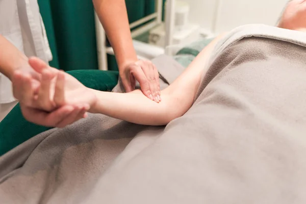 Medico Cosmetologo Massaggia Mani Del Suo Paziente Cliente Salone Bellezza — Foto Stock
