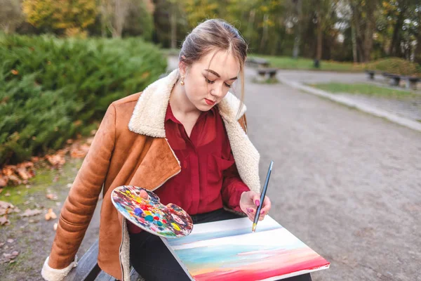 Portret Ulicznej Artystki Która Siedzi Parku Ławce Trzyma Dłoniach Obraz — Zdjęcie stockowe