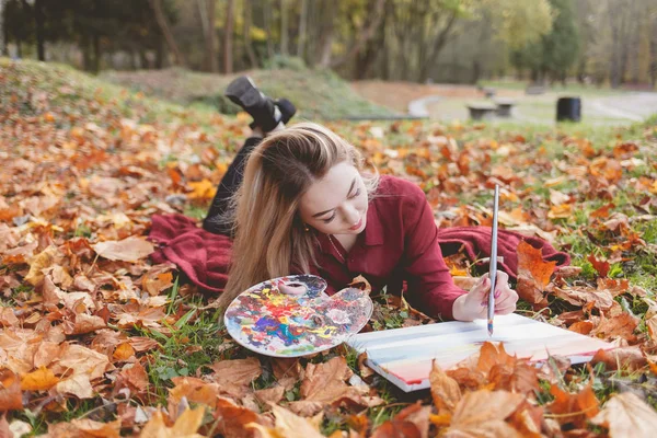 Artista Jovem Encontra Parque Outono Uma Planície Pinta Quadro Menina — Fotografia de Stock