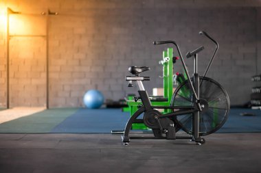 Spor salonundaki spor aletleri. Spor kulübünde egzersiz bisikleti. Sağlıklı yaşam tarzı kavramı