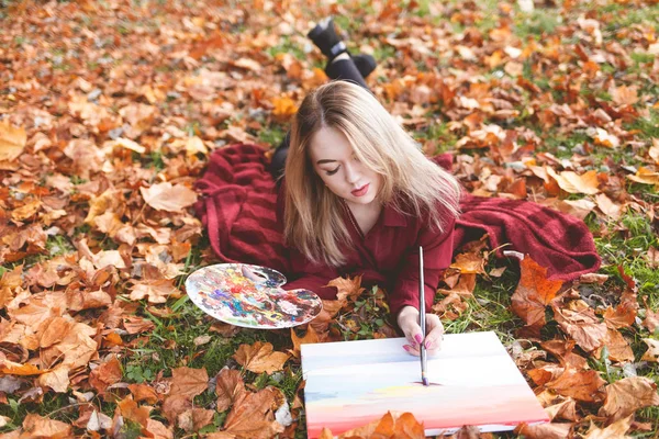 Jovem Artista Está Relaxando Parque Para Seu Hobby Favorito Menina — Fotografia de Stock