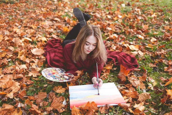 Młoda Artystka Relaksuje Się Parku Dla Swojego Ulubionego Hobby Dziewczyna — Zdjęcie stockowe