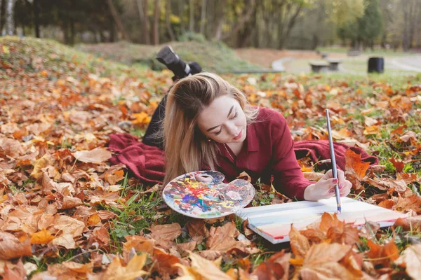 Artista Jovem Encontra Parque Outono Uma Planície Pinta Quadro Menina — Fotografia de Stock