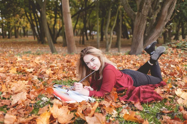 Artista Jovem Encontra Parque Outono Uma Planície Pinta Quadro Menina — Fotografia de Stock