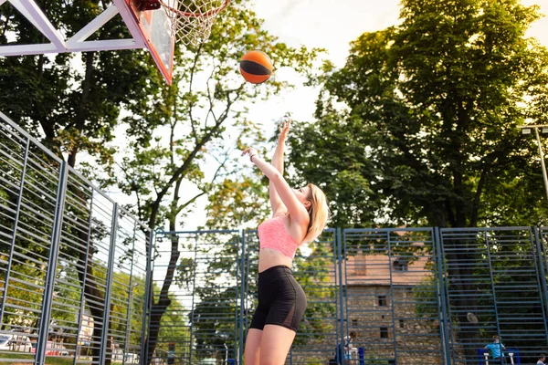 Una Ragazza Atletica Lancia Una Palla Anello Basket Giovane Donna — Foto Stock