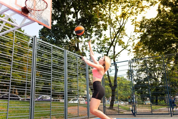 Athletic Girl Throws Ball Basketball Ring Young Sport Woman Basketball — Stock Photo, Image