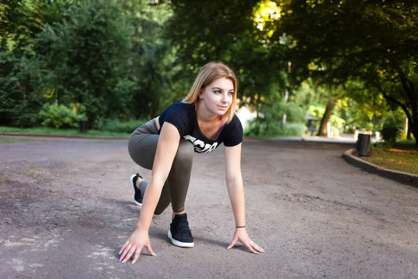 Mujer Joven Posición Inicio Bajo Antes Correr Parque — Foto de Stock