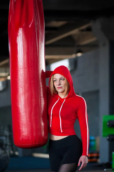 Mujer Atractiva Posando Con Saco Boxeo Boxeadora Chica Después Entrenamiento —  Fotos de Stock