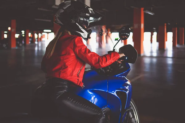 Egy Bőrdzsekis Lány Egy Motoron Stílusos Fiatal Egy Sisak Pózol — Stock Fotó