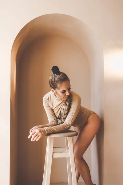 Elegant Femeie Dansatoare Lenjerie Sexy Pozând Studio Doamna Face Benzi — Fotografie, imagine de stoc