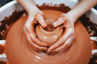 Potter kilden ürünleri gelecekteki seramik tabaklara dönüştürür. Kil ürünleri oluşturma süreci