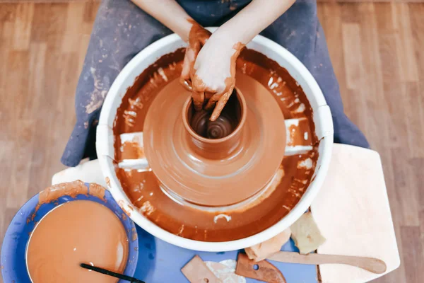 Kobieta Zajmuje Się Garncarstwem Potter Kołem Garncarza Tworzy Glinę Tworzenia — Zdjęcie stockowe