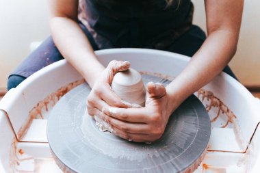  Beyaz kil seramik plaka oluşturma ve oluşturma süreci. Profesyonel çömlekçi kil levhaları modellemekle meşgul. Potter bir atölyede çalışıyor.