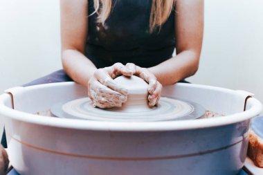 Beyaz kil seramik plaka oluşturma ve oluşturma süreci. Profesyonel çömlekçi kil levhaları modellemekle meşgul. Potter bir atölyede çalışıyor.