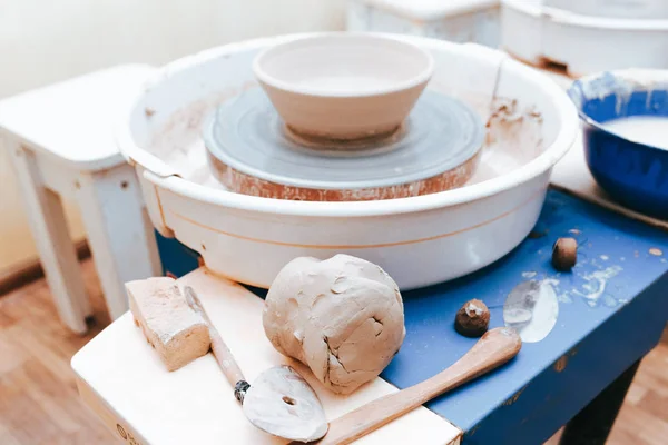 Potter Werkplek Concept Keramische Plaat Een Pottenbakkerswiel — Stockfoto