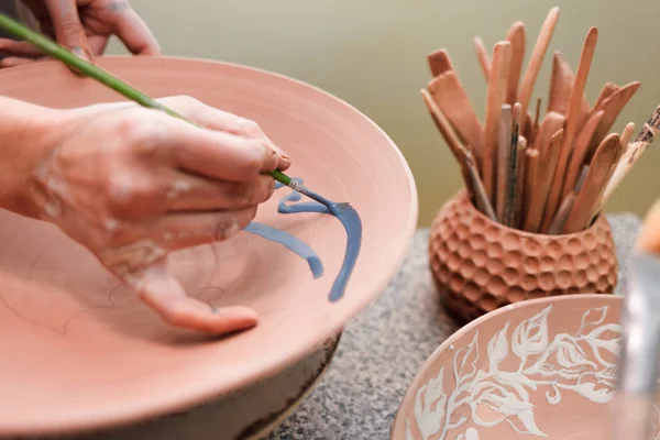 Potter Woman Paints Ceramic Plate Closeup Girl Draws Brush Earthenware — Stock Photo, Image