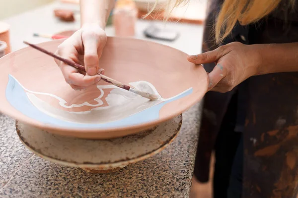 Potter Femme Peint Une Plaque Céramique Gros Plan Fille Dessine — Photo