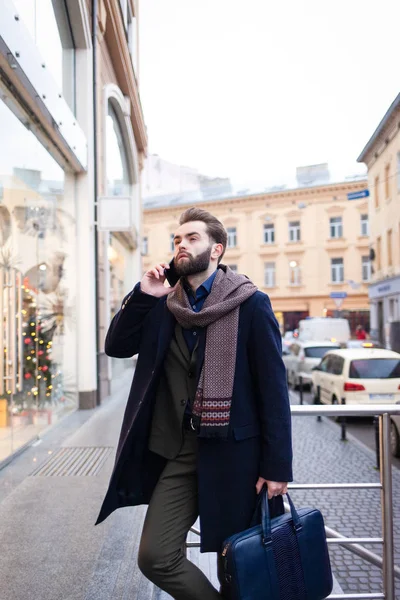 Stylowy Biznesmen Brodą Rozmawiający Przez Telefon Partnerami Biznesowymi — Zdjęcie stockowe