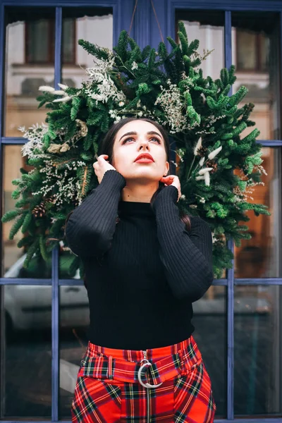 Ragazza Carina Posa Sullo Sfondo Una Porta Blu Decorata Con — Foto Stock