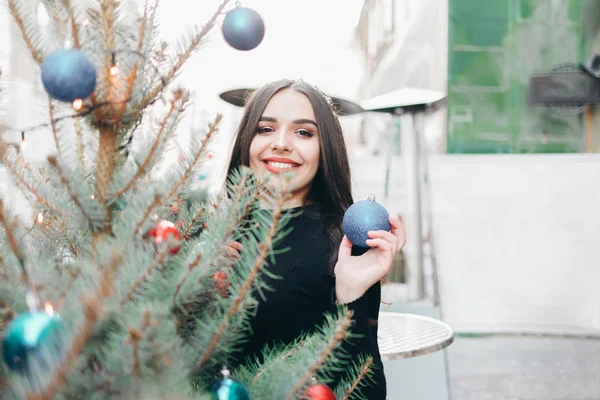 Menina Sorridente Com Uma Bola Árvore Natal Para Tem Bom — Fotografia de Stock