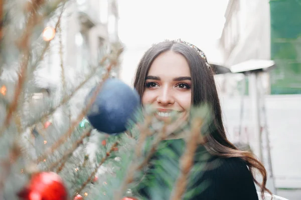 Menina Bonita Posando Perto Árvore Natal Retrato Uma Linda Garota — Fotografia de Stock