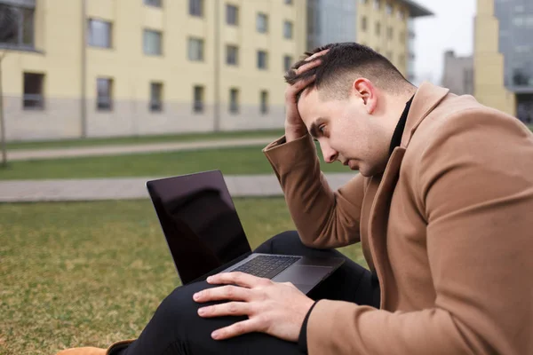 Facet Siedzi Laptopem Depresję Powodu Pracy Zamyślony Uczeń Trzyma Głowę — Zdjęcie stockowe