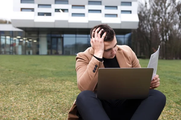 Man Zit Met Een Laptop Depressief Van Het Werk Pensieve — Stockfoto