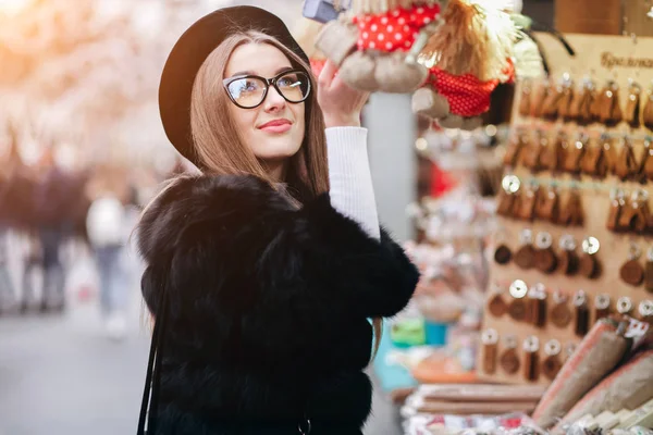 Porträt Einer Hübschen Frau Die Silvesterabend Auf Dem Weihnachtsmarkt Einkauft — Stockfoto