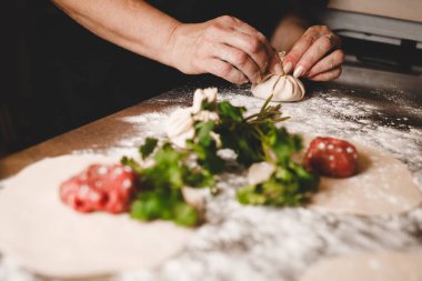 Bir Gürcü restoranının şefi khinkali heykeli yapıyor. Khinkali pişirme işlemi