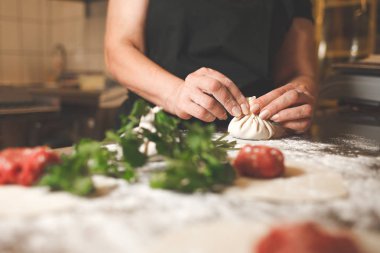  Bir Gürcü restoranının şefi khinkali heykeli yapıyor. Khinkali pişirme işlemi