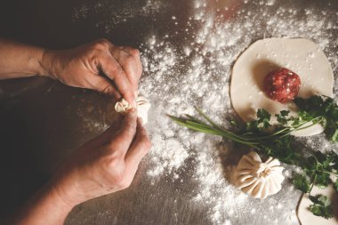 Aşçı khinkali heykelini orijinal Gürcü tarifine göre yapıyor.