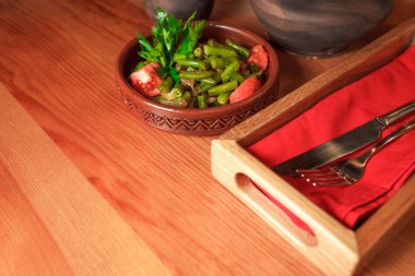 Bir restoranın masasında Gürcü yeşil fasulye yemeği. Gürcistan mutfağı tabağı