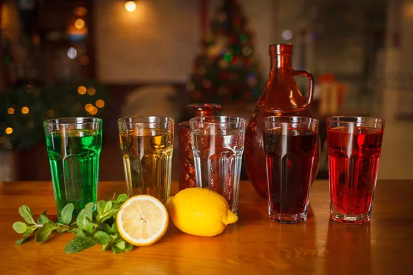 Muitos Copos Com Várias Limonadas Naturais Cores Diferentes — Fotografia de Stock