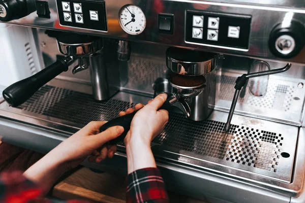 Бариста Делает Ароматный Кофе Процесс Приготовления Кофе Латте Кофеварке Кафе — стоковое фото