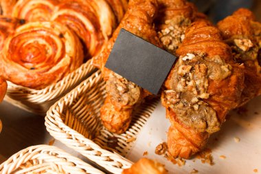 Bir pastanede taze pişmiş lezzetli hamur işleri. Bir fırın rafında bir sürü çörek ve kruvasan.