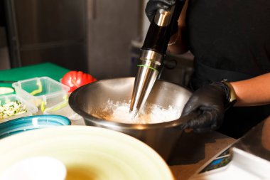 Şef restoranda peynirli krep hazırlıyor. Blender süzme peyniri çırpıyor. Cheesecake hazırlıyorum..