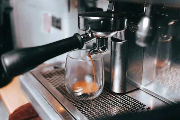 Ароматный Эспрессо Течет Кофеварки Чашку Изготовление Ароматного Кофе Профессиональным Кофейным — стоковое фото