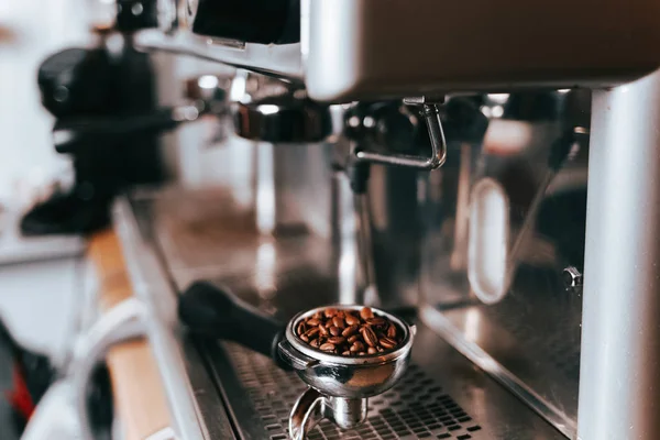 Portafilter Dengan Biji Bijian Kopi Terletak Pada Mesin Kopi — Stok Foto