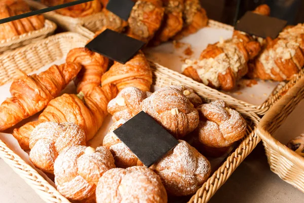 Deliciosos Pasteles Recién Horneados Una Pastelería Muchos Bollos Croissants Estante —  Fotos de Stock