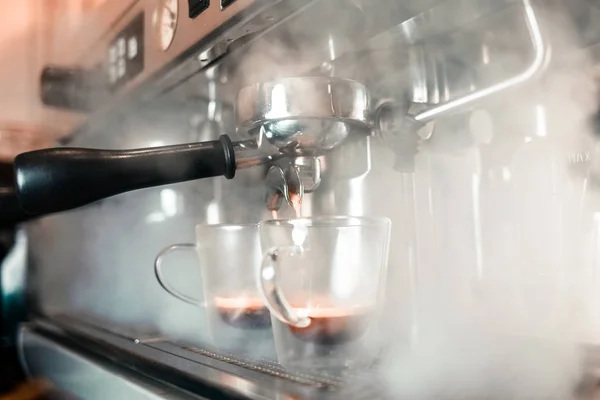 Ароматный Эспрессо Течет Кофеварки Чашку Изготовление Ароматного Кофе Профессиональным Кофейным — стоковое фото