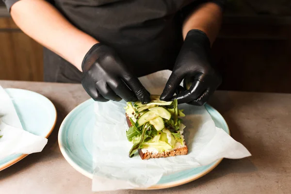 Готовить Руки Делать Сэндвич Подготовка Здоровых Вегетарианских Брускетт Темных Перчатках — стоковое фото