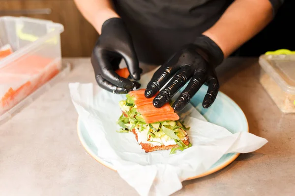 Готовить Руки Делать Сэндвич Подготовка Здоровых Вегетарианских Брускетт Темных Перчатках — стоковое фото