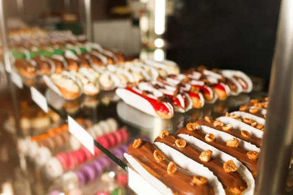 Große Auswahl Eclairs Und Anderen Leckereien Regal Einer Konditorei — Stockfoto