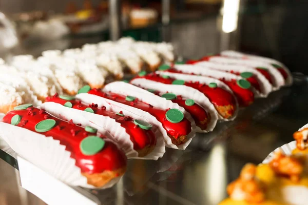 Große Auswahl Eclairs Und Anderen Leckereien Regal Einer Konditorei — Stockfoto