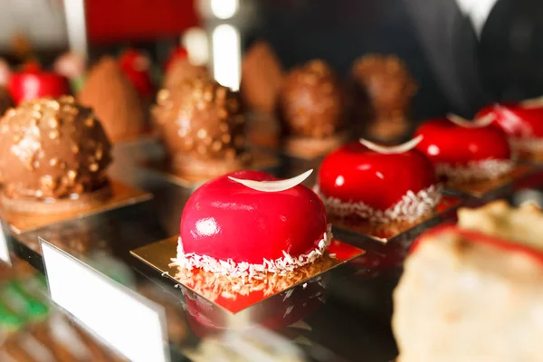 Große Auswahl Eclairs Und Anderen Leckereien Regal Einer Konditorei — Stockfoto