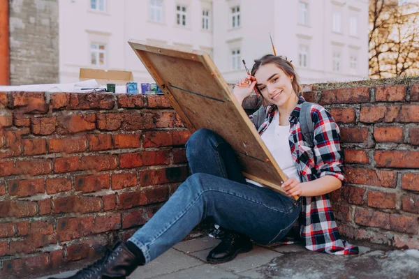 Piękna Dziewczyna Koszuli Kratę Rysuje Stare Budynki Siedząc Przy Murze — Zdjęcie stockowe