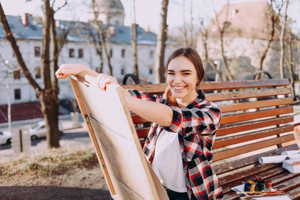 Pozytywna Młoda Artystka Rysuje Obraz Siedząc Ławce Uśmiechnięty Artysta Trzyma — Zdjęcie stockowe