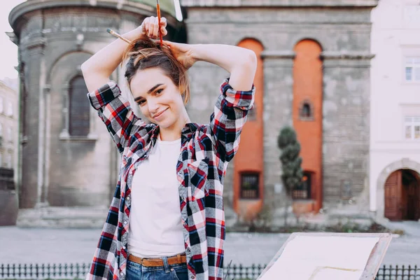 Jovem Atraente Menina Trançado Escovas Para Desenhar Seu Cabelo Retrato — Fotografia de Stock