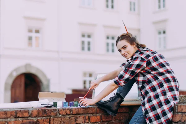 Femme Artiste Peint Tableau Assis Sur Mur Briques Sur Fond — Photo